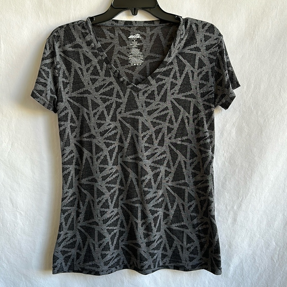 Avia gray print short sleeve V-neck athletic tee, size M